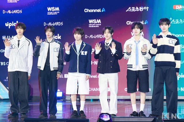 그룹 킥플립(KickFlip)이 11일 오후 서울 성북구 고려대학교 화정체육관에서 진행된 ‘제2회 디 어워즈(D Awards)’ 본식에 앞서 레드카펫을 밟고 있다. 사진=김규빈 기자