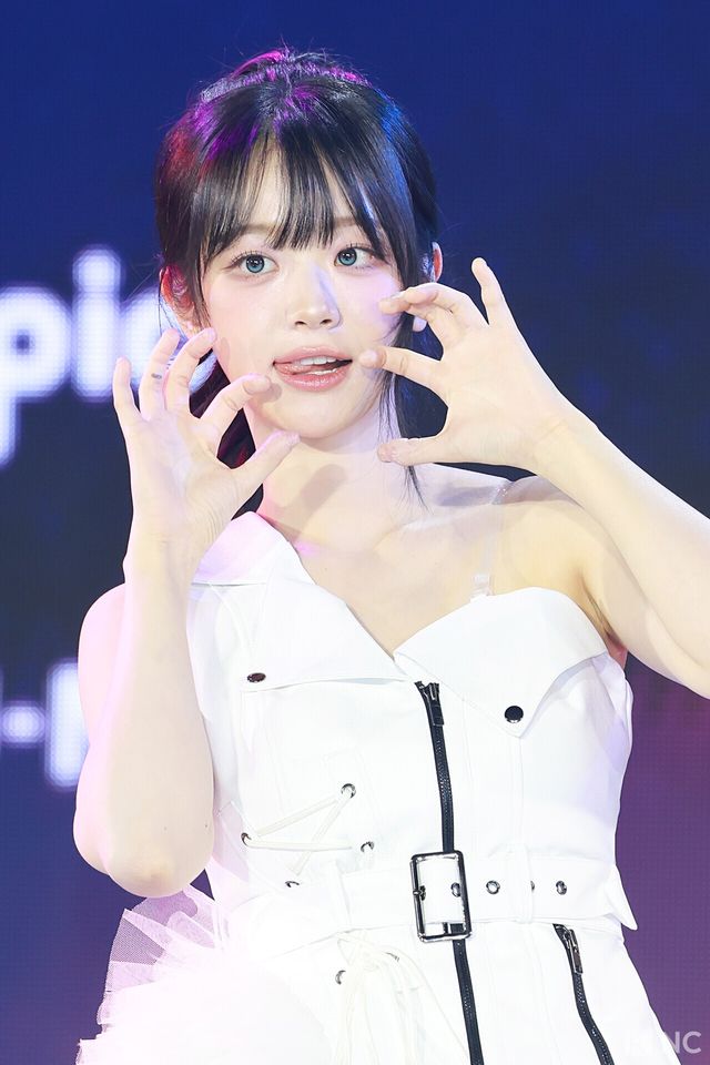 그룹 QWER 쵸단이 11일 오후 서울 성북구 고려대학교 화정체육관에서 진행된 ‘제2회 디 어워즈(D Awards)’ 본식에 앞서 레드카펫을 밟고 있다. 사진=김규빈 기자