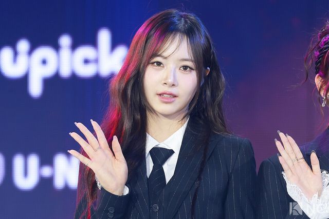 그룹 피프티피프티(FIFTY FIFTY) 하나가 11일 오후 서울 성북구 고려대학교 화정체육관에서 진행된 ‘제2회 디 어워즈(D Awards)’ 본식에 앞서 레드카펫을 밟고 있다. 사진=김규빈 기자