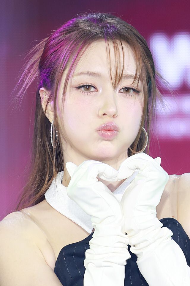 그룹 피프티피프티(FIFTY FIFTY) 문샤넬이 11일 오후 서울 성북구 고려대학교 화정체육관에서 진행된 ‘제2회 디 어워즈(D Awards)’ 본식에 앞서 레드카펫을 밟고 있다. 사진=김규빈 기자