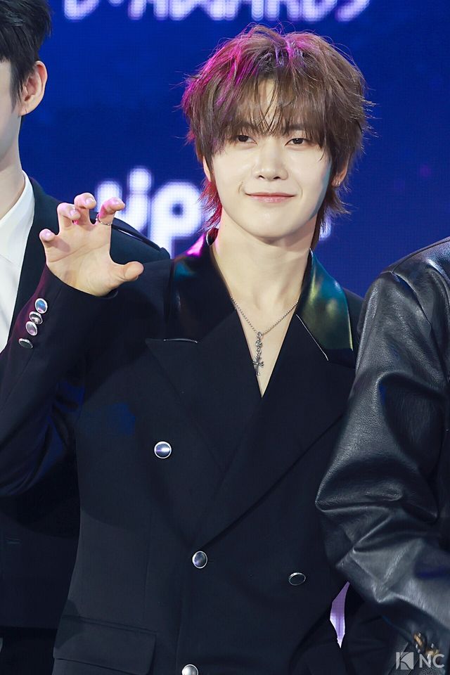 그룹 제로베이스원(ZEROBASEONE) 석매튜가 11일 오후 서울 성북구 고려대학교 화정체육관에서 진행된 ‘제2회 디 어워즈(D Awards)’ 본식에 앞서 레드카펫을 밟고 있다. 사진=김규빈 기자