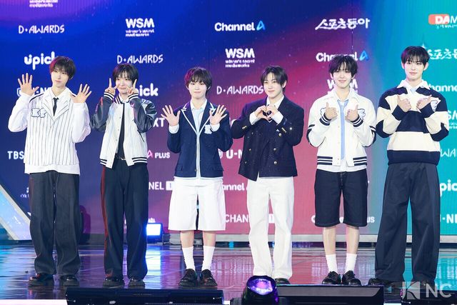 그룹 킥플립(KickFlip)이 11일 오후 서울 성북구 고려대학교 화정체육관에서 진행된 ‘제2회 디 어워즈(D Awards)’ 본식에 앞서 레드카펫을 밟고 있다. 사진=김규빈 기자