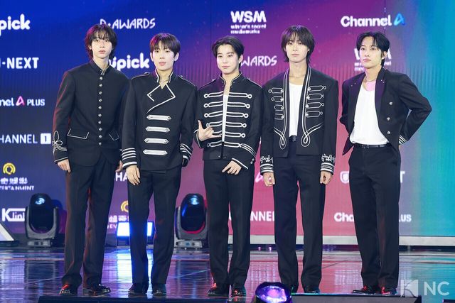 그룹 하이파이유니콘(Hi-Fi Un!corn)이 11일 오후 서울 성북구 고려대학교 화정체육관에서 진행된 ‘제2회 디 어워즈(D Awards)’ 본식에 앞서 레드카펫을 밟고 있다. 사진=김규빈 기자