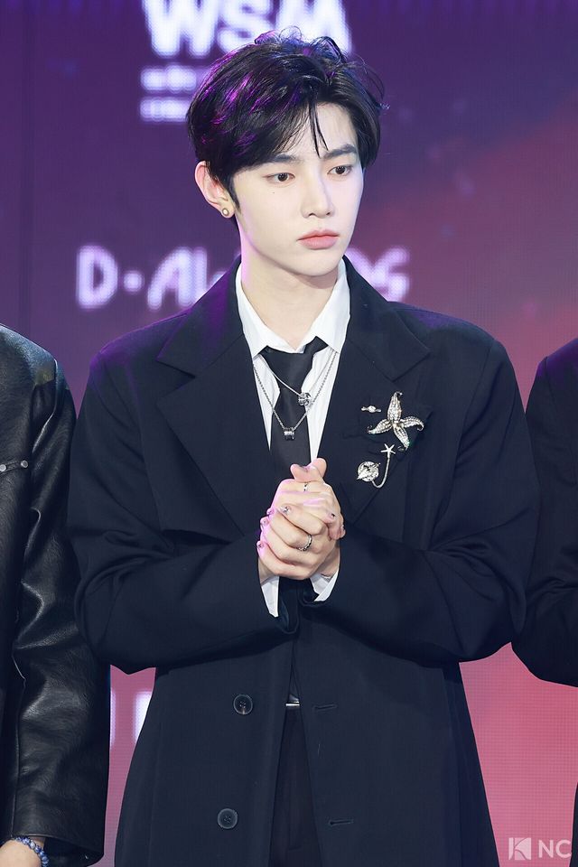 그룹 제로베이스원(ZEROBASEONE) 장하오가 11일 오후 서울 성북구 고려대학교 화정체육관에서 진행된 ‘제2회 디 어워즈(D Awards)’ 본식에 앞서 레드카펫을 밟고 있다. 사진=김규빈 기자