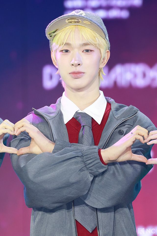 그룹 넥스지(NEXZ) 토모야가 11일 오후 서울 성북구 고려대학교 화정체육관에서 진행된 ‘제2회 디 어워즈(D Awards)’ 본식에 앞서 레드카펫을 밟고 있다. 사진=김규빈 기자