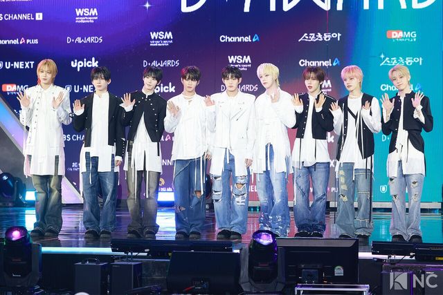 그룹 아홉(AHOF)이 11일 오후 서울 성북구 고려대학교 화정체육관에서 진행된 ‘제2회 디 어워즈(D Awards)’ 본식에 앞서 레드카펫을 밟고 있다. 사진=김규빈 기자