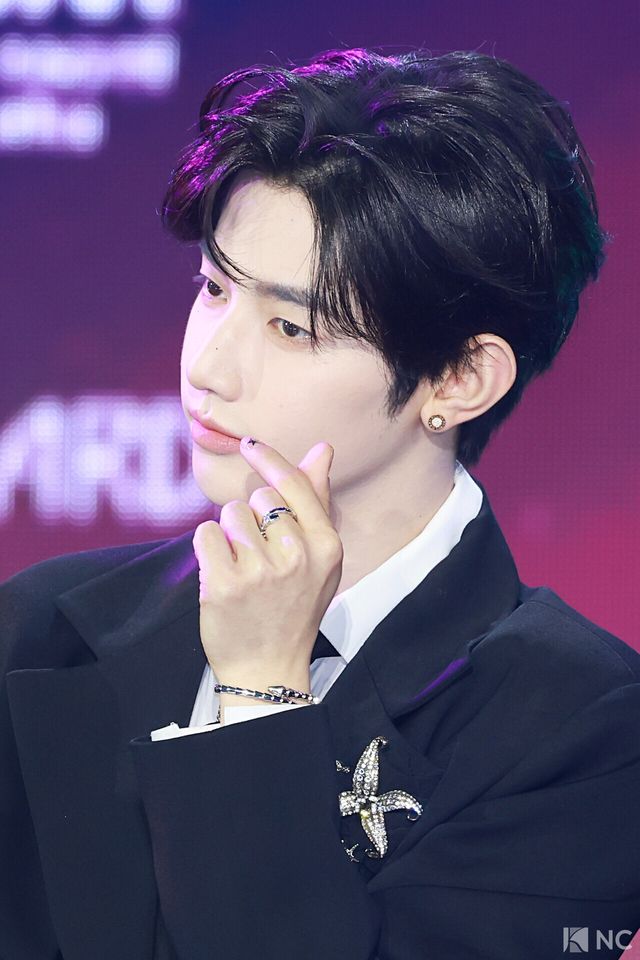 그룹 제로베이스원(ZEROBASEONE) 장하오가 11일 오후 서울 성북구 고려대학교 화정체육관에서 진행된 ‘제2회 디 어워즈(D Awards)’ 본식에 앞서 레드카펫을 밟고 있다. 사진=김규빈 기자