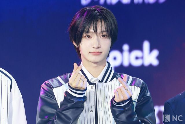 그룹 킥플립(KickFlip) 동화가 11일 오후 서울 성북구 고려대학교 화정체육관에서 진행된 ‘제2회 디 어워즈(D Awards)’ 본식에 앞서 레드카펫을 밟고 있다. 사진=김규빈 기자