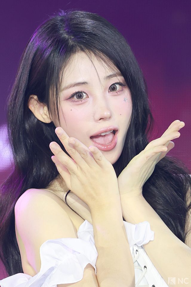 그룹 QWER 히나가 11일 오후 서울 성북구 고려대학교 화정체육관에서 진행된 ‘제2회 디 어워즈(D Awards)’ 본식에 앞서 레드카펫을 밟고 있다. 사진=김규빈 기자