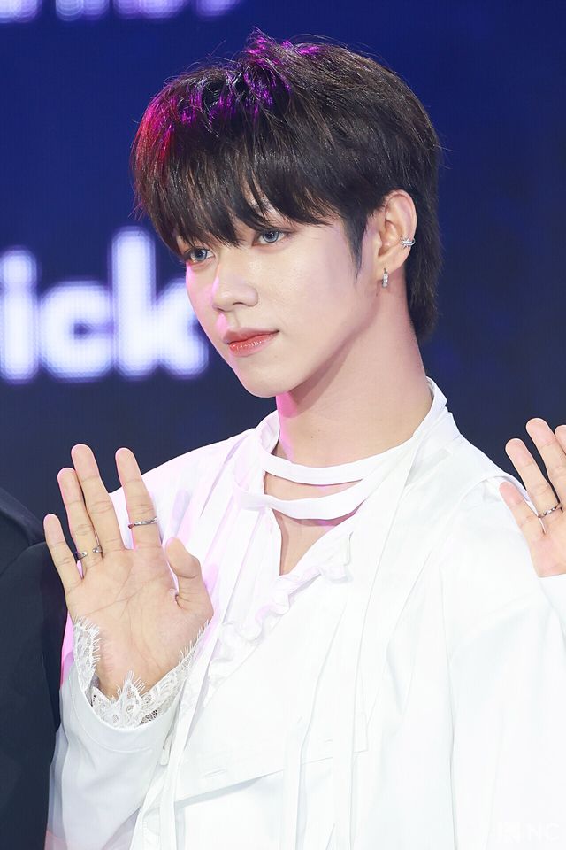 그룹 아홉(AHOF) 제이엘이 11일 오후 서울 성북구 고려대학교 화정체육관에서 진행된 ‘제2회 디 어워즈(D Awards)’ 본식에 앞서 레드카펫을 밟고 있다. 사진=김규빈 기자