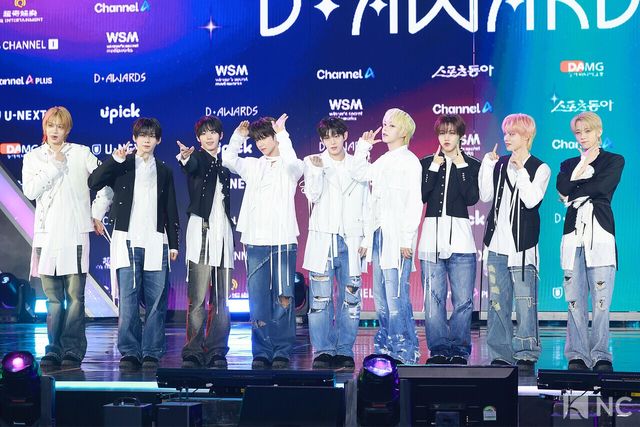 그룹 아홉(AHOF)이 11일 오후 서울 성북구 고려대학교 화정체육관에서 진행된 ‘제2회 디 어워즈(D Awards)’ 본식에 앞서 레드카펫을 밟고 있다. 사진=김규빈 기자