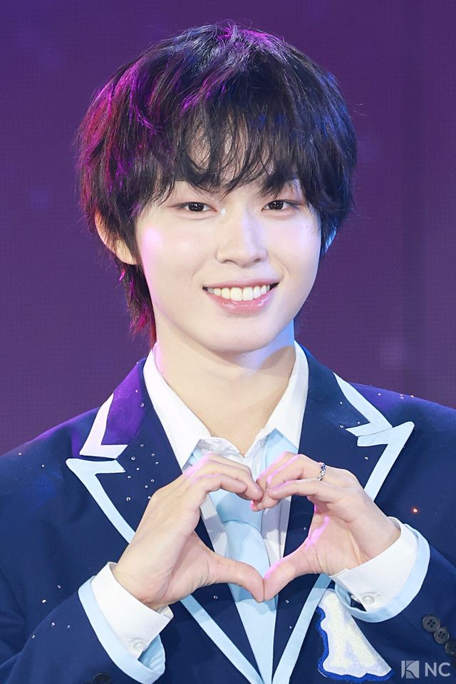 그룹 킥플립(KickFlip) 케이주가 11일 오후 서울 성북구 고려대학교 화정체육관에서 진행된 ‘제2회 디 어워즈(D Awards)’ 본식에 앞서 레드카펫을 밟고 있다. 사진=김규빈 기자