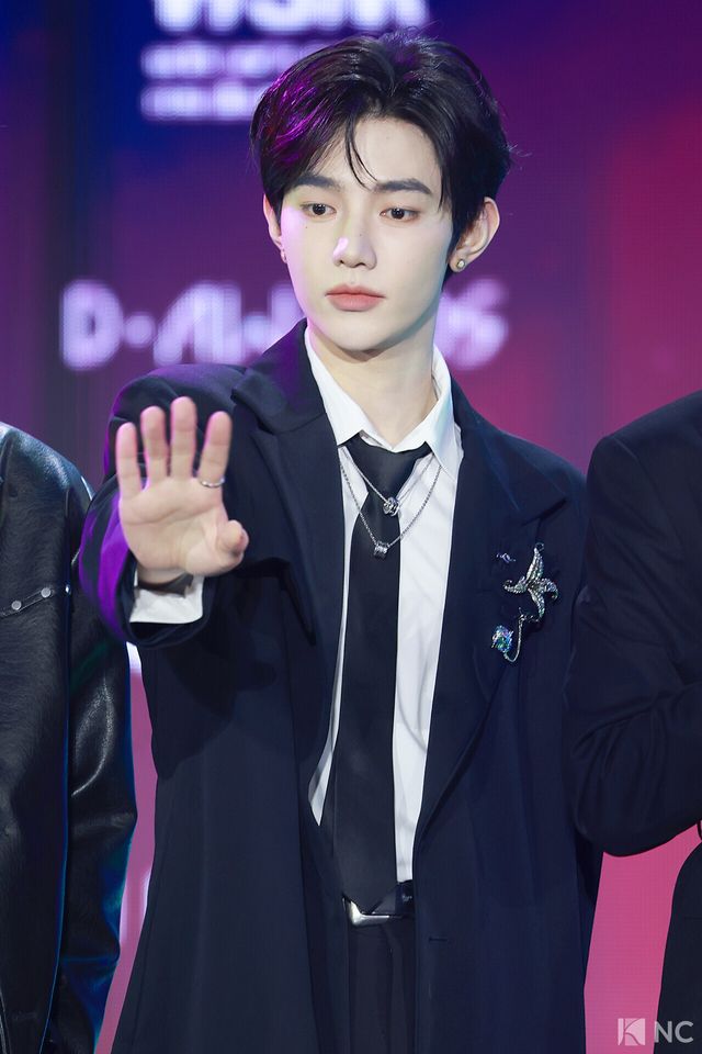 그룹 제로베이스원(ZEROBASEONE) 장하오가 11일 오후 서울 성북구 고려대학교 화정체육관에서 진행된 ‘제2회 디 어워즈(D Awards)’ 본식에 앞서 레드카펫을 밟고 있다. 사진=김규빈 기자