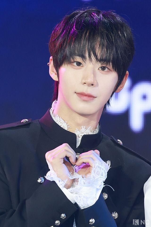 그룹 아홉(AHOF) 서정우가 11일 오후 서울 성북구 고려대학교 화정체육관에서 진행된 ‘제2회 디 어워즈(D Awards)’ 본식에 앞서 레드카펫을 밟고 있다. 사진=김규빈 기자