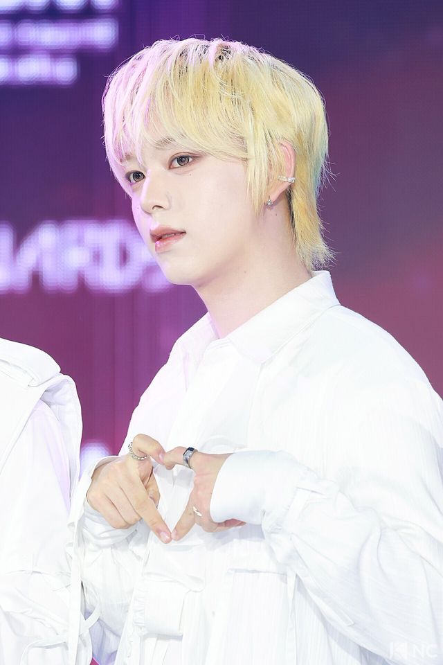 그룹 아홉(AHOF) 즈언이 11일 오후 서울 성북구 고려대학교 화정체육관에서 진행된 ‘제2회 디 어워즈(D Awards)’ 본식에 앞서 레드카펫을 밟고 있다. 사진=김규빈 기자