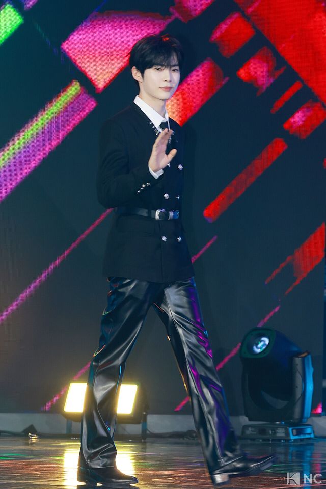 그룹 제로베이스원(ZEROBASEONE) 성한빈이 11일 오후 서울 성북구 고려대학교 화정체육관에서 진행된 ‘제2회 디 어워즈(D Awards)’ 본식에 앞서 레드카펫을 밟고 있다. 사진=김규빈 기자