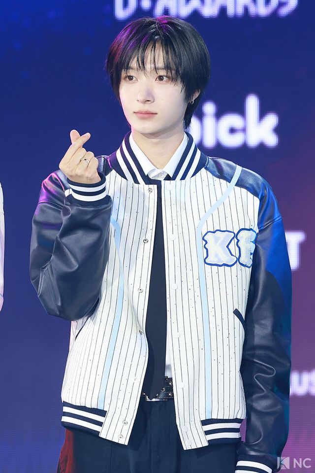 그룹 킥플립(KickFlip) 동화가 11일 오후 서울 성북구 고려대학교 화정체육관에서 진행된 ‘제2회 디 어워즈(D Awards)’ 본식에 앞서 레드카펫을 밟고 있다. 사진=김규빈 기자