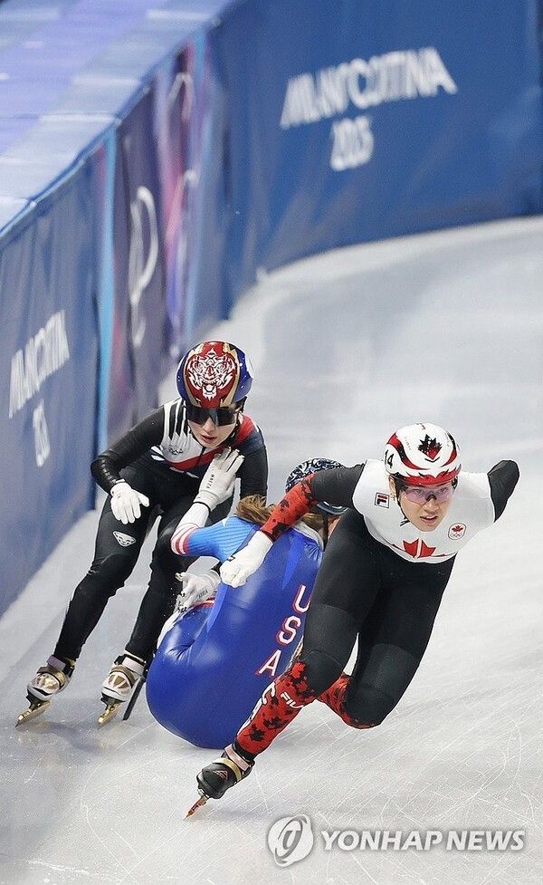10일(현지시간) 이탈리아 밀라노 아이스스케이팅 아레나에서 열린 2026 밀라노ㆍ코르티나담페초 동계올림픽 쇼트트랙 혼성계주 준결승에서 한국 김길리가 질주하고 있다. 김길리 앞에서 질주하던 미국 커린 스토더드가 넘어지고 있다. 2026.2.10. 사진=연합뉴스