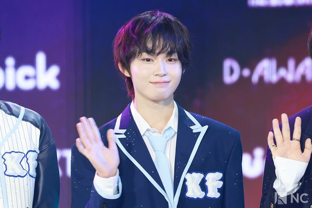 그룹 킥플립(KickFlip) 케이주가 11일 오후 서울 성북구 고려대학교 화정체육관에서 진행된 ‘제2회 디 어워즈(D Awards)’ 본식에 앞서 레드카펫을 밟고 있다. 사진=김규빈 기자