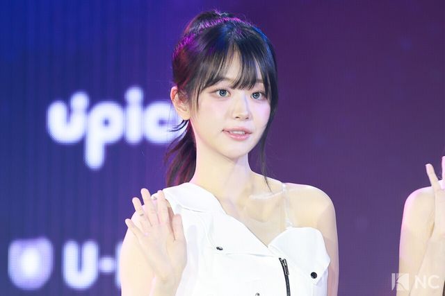 그룹 QWER 쵸단이 11일 오후 서울 성북구 고려대학교 화정체육관에서 진행된 ‘제2회 디 어워즈(D Awards)’ 본식에 앞서 레드카펫을 밟고 있다. 사진=김규빈 기자