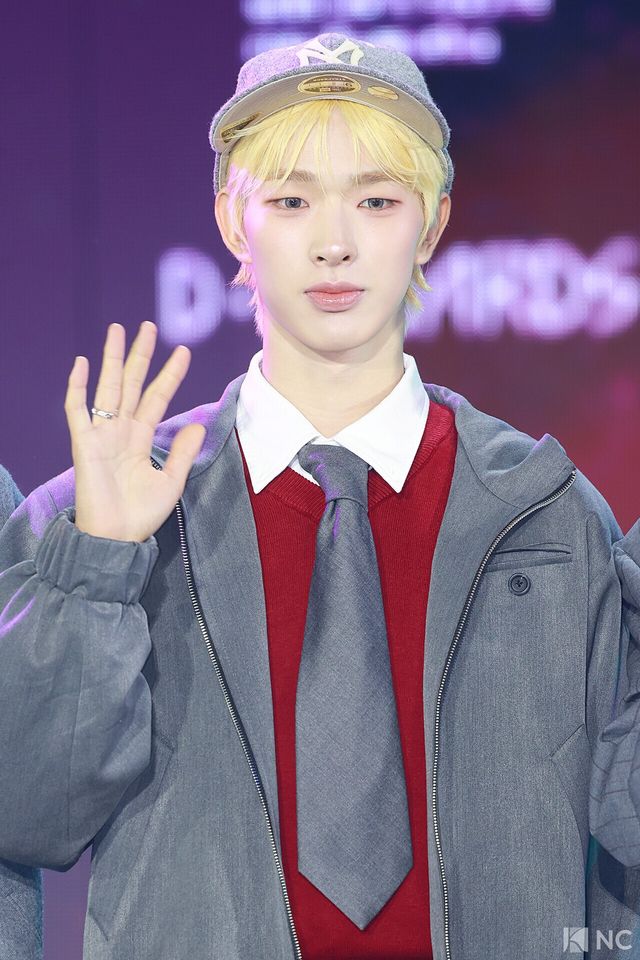 그룹 넥스지(NEXZ) 토모야가 11일 오후 서울 성북구 고려대학교 화정체육관에서 진행된 ‘제2회 디 어워즈(D Awards)’ 본식에 앞서 레드카펫을 밟고 있다. 사진=김규빈 기자