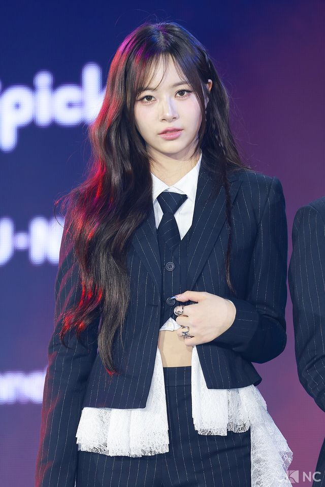 그룹 피프티피프티(FIFTY FIFTY) 하나가 11일 오후 서울 성북구 고려대학교 화정체육관에서 진행된 ‘제2회 디 어워즈(D Awards)’ 본식에 앞서 레드카펫을 밟고 있다. 사진=김규빈 기자