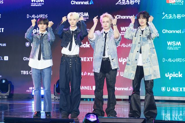 그룹 에이엠피(AxMxP)가 11일 오후 서울 성북구 고려대학교 화정체육관에서 진행된 ‘제2회 디 어워즈(D Awards)’ 본식에 앞서 레드카펫을 밟고 있다. 사진=김규빈 기자