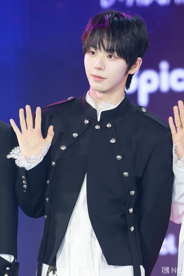 그룹 아홉(AHOF) 서정우가 11일 오후 서울 성북구 고려대학교 화정체육관에서 진행된 ‘제2회 디 어워즈(D Awards)’ 본식에 앞서 레드카펫을 밟고 있다. 사진=김규빈 기자