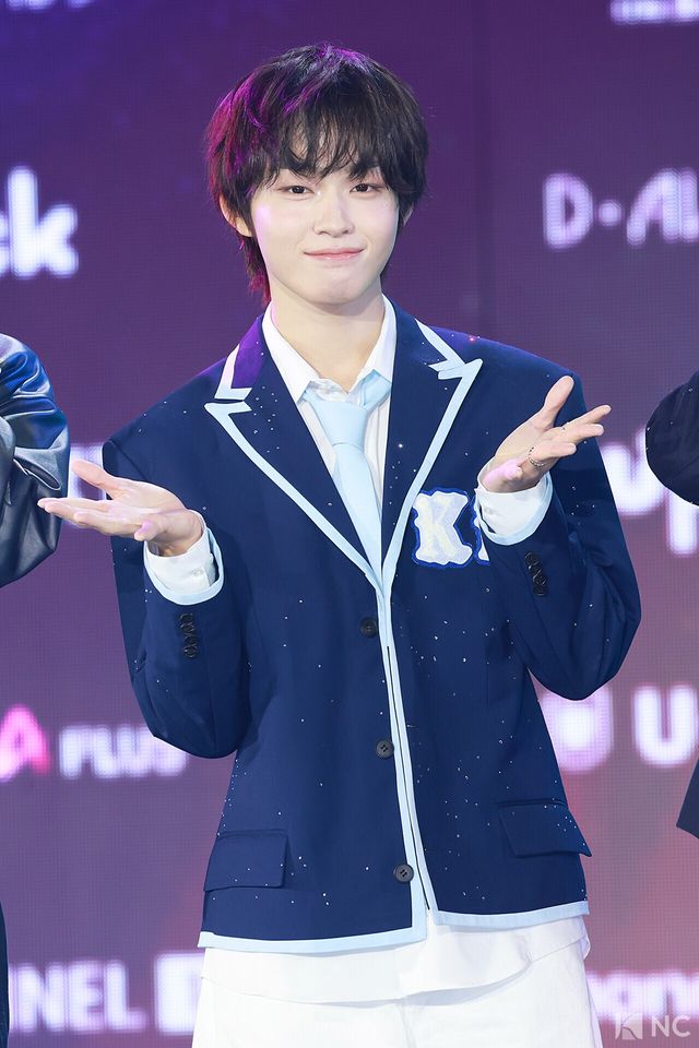 그룹 킥플립(KickFlip) 케이주가 11일 오후 서울 성북구 고려대학교 화정체육관에서 진행된 ‘제2회 디 어워즈(D Awards)’ 본식에 앞서 레드카펫을 밟고 있다. 사진=김규빈 기자