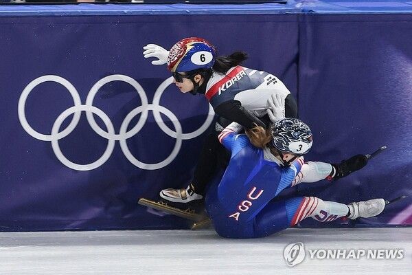 10일(현지시간) 이탈리아 밀라노 아이스스케이팅 아레나에서 열린 2026 밀라노ㆍ코르티나담페초 동계올림픽 쇼트트랙 혼성계주 준결승에서 김길리가 넘어진 커린 스토더드와 충돌하고 있다. 2026.2.10. 사진=연합뉴스