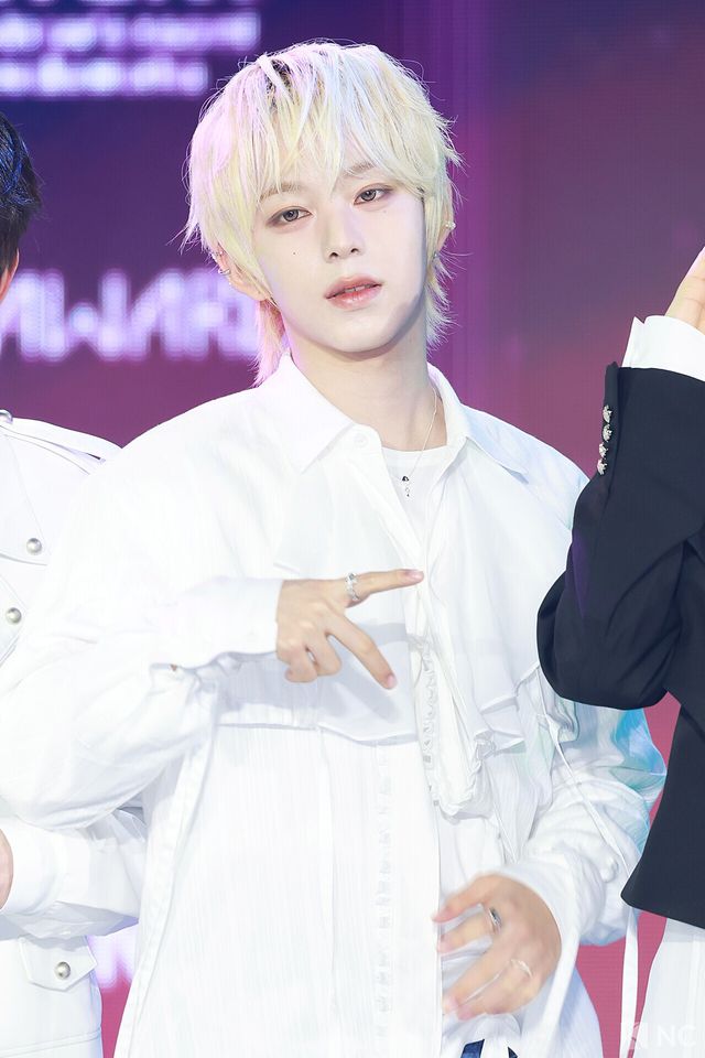 그룹 아홉(AHOF) 즈언이 11일 오후 서울 성북구 고려대학교 화정체육관에서 진행된 ‘제2회 디 어워즈(D Awards)’ 본식에 앞서 레드카펫을 밟고 있다. 사진=김규빈 기자