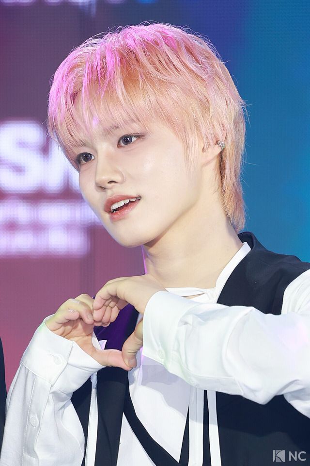 그룹 아홉(AHOF) 박주원이 11일 오후 서울 성북구 고려대학교 화정체육관에서 진행된 ‘제2회 디 어워즈(D Awards)’ 본식에 앞서 레드카펫을 밟고 있다. 사진=김규빈 기자