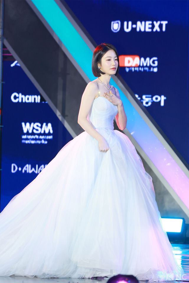 배우 신예은이 11일 오후 서울 성북구 고려대학교 화정체육관에서 진행된 ‘제2회 디 어워즈(D Awards)’ 본식에 앞서 레드카펫을 밟고 있다. 사진=김규빈 기자