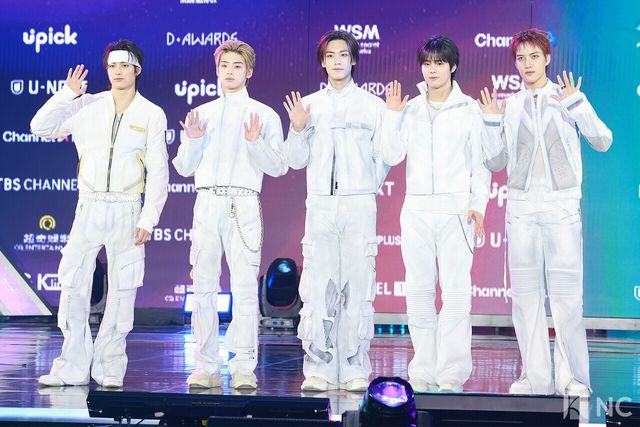 그룹 82메이저(82MAJOR)가 11일 오후 서울 성북구 고려대학교 화정체육관에서 진행된 ‘제2회 디 어워즈(D Awards)’ 본식에 앞서 레드카펫을 밟고 있다. 사진=김규빈 기자