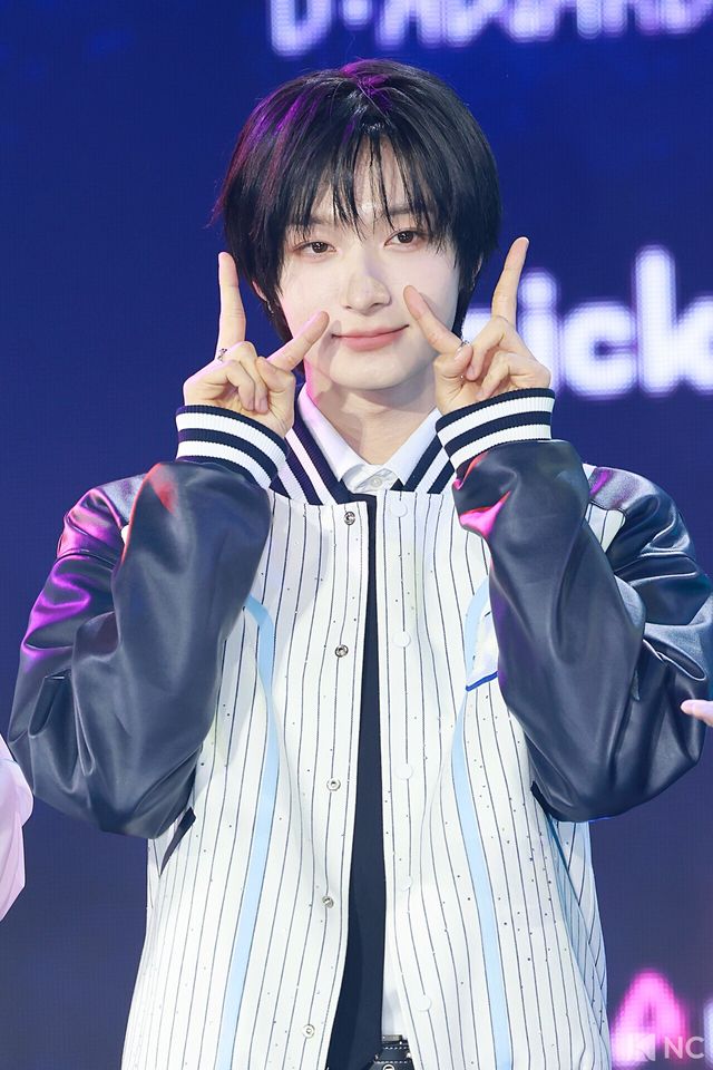 그룹 킥플립(KickFlip) 동화가 11일 오후 서울 성북구 고려대학교 화정체육관에서 진행된 ‘제2회 디 어워즈(D Awards)’ 본식에 앞서 레드카펫을 밟고 있다. 사진=김규빈 기자