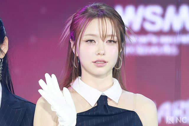 그룹 피프티피프티(FIFTY FIFTY) 문샤넬이 11일 오후 서울 성북구 고려대학교 화정체육관에서 진행된 ‘제2회 디 어워즈(D Awards)’ 본식에 앞서 레드카펫을 밟고 있다. 사진=김규빈 기자