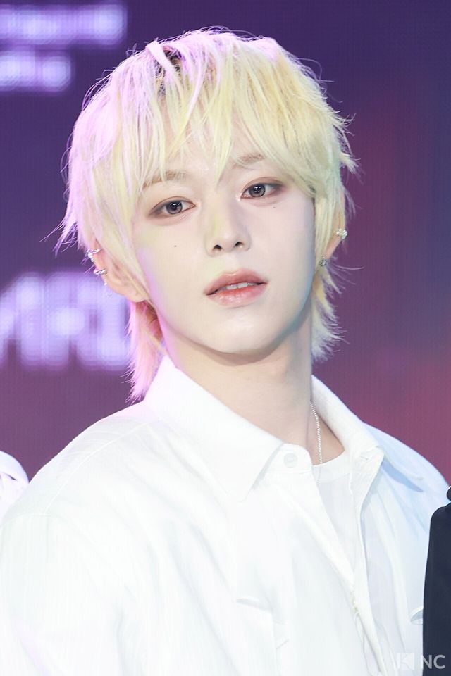 그룹 아홉(AHOF) 즈언이 11일 오후 서울 성북구 고려대학교 화정체육관에서 진행된 ‘제2회 디 어워즈(D Awards)’ 본식에 앞서 레드카펫을 밟고 있다. 사진=김규빈 기자