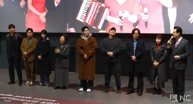 오정현 사랑의 교회 목사가 10일 오전 서울 송파구 롯데시네마 월드타워에서 진행된 영화 ‘’신의 악단’(감독 김형협) 100만 관객 돌파 기념 감사 스크리닝’ 관람을 마친 뒤 소감을 말하고 있다. 사진=김규빈 기자