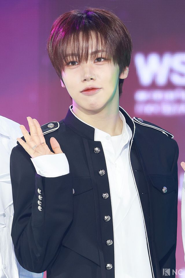 그룹 아홉(AHOF) 차웅기가 11일 오후 서울 성북구 고려대학교 화정체육관에서 진행된 ‘제2회 디 어워즈(D Awards)’ 본식에 앞서 레드카펫을 밟고 있다. 사진=김규빈 기자