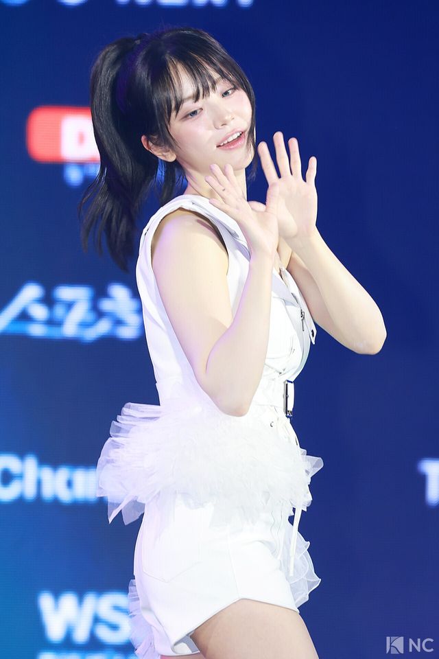 그룹 QWER 쵸단이 11일 오후 서울 성북구 고려대학교 화정체육관에서 진행된 ‘제2회 디 어워즈(D Awards)’ 본식에 앞서 레드카펫을 밟고 있다. 사진=김규빈 기자