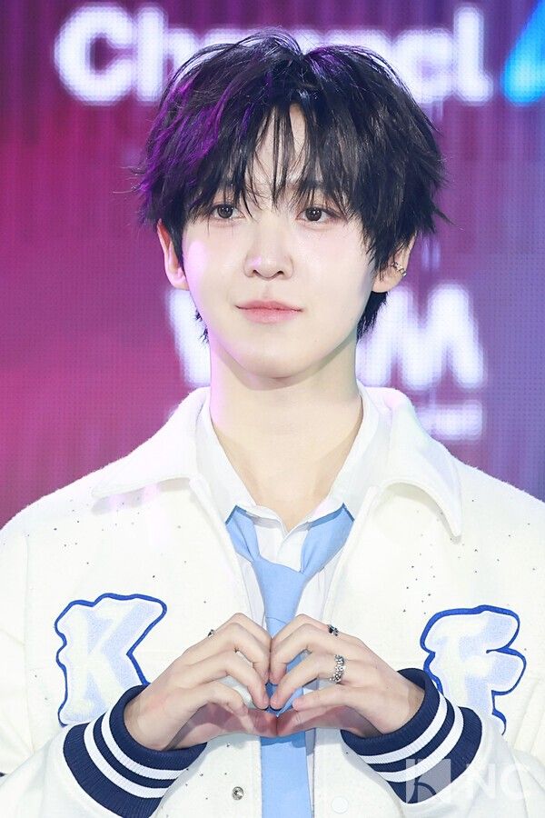 그룹 킥플립(KickFlip) 동현이 11일 오후 서울 성북구 고려대학교 화정체육관에서 진행된 ‘제2회 디 어워즈(D Awards)’ 본식에 앞서 레드카펫을 밟고 있다. 사진=김규빈 기자