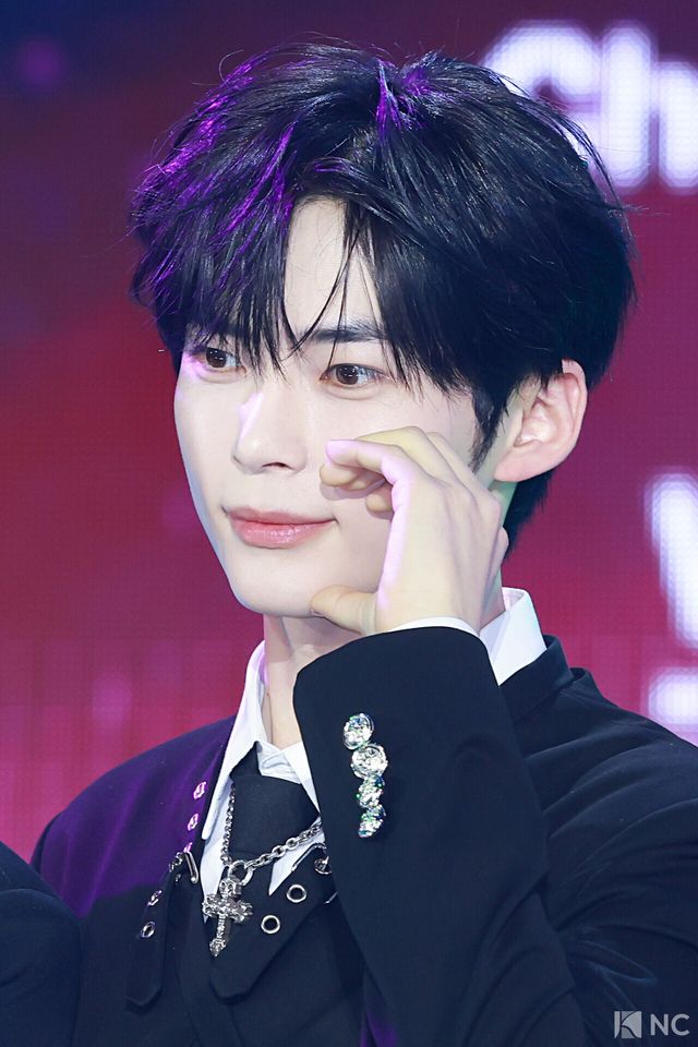 그룹 제로베이스원(ZEROBASEONE) 성한빈이 11일 오후 서울 성북구 고려대학교 화정체육관에서 진행된 ‘제2회 디 어워즈(D Awards)’ 본식에 앞서 레드카펫을 밟고 있다. 사진=김규빈 기자