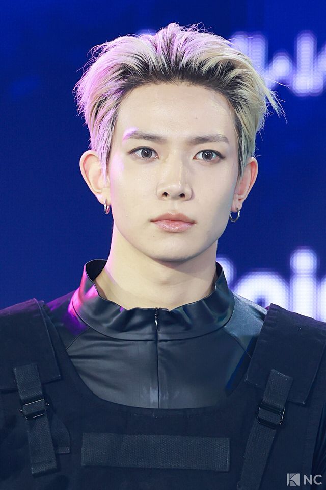 그룹 엔하이픈(ENHYPEN) 희승이 11일 오후 서울 성북구 고려대학교 화정체육관에서 진행된 ‘제2회 디 어워즈(D Awards)’ 본식에 앞서 레드카펫을 밟고 있다. 사진=김규빈 기자