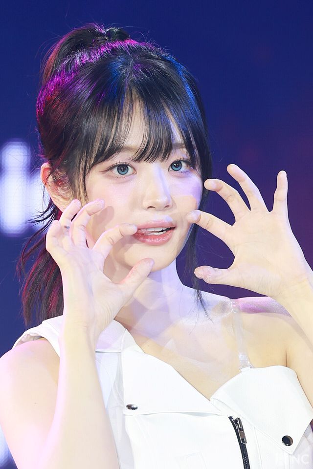 그룹 QWER 쵸단이 11일 오후 서울 성북구 고려대학교 화정체육관에서 진행된 ‘제2회 디 어워즈(D Awards)’ 본식에 앞서 레드카펫을 밟고 있다. 사진=김규빈 기자