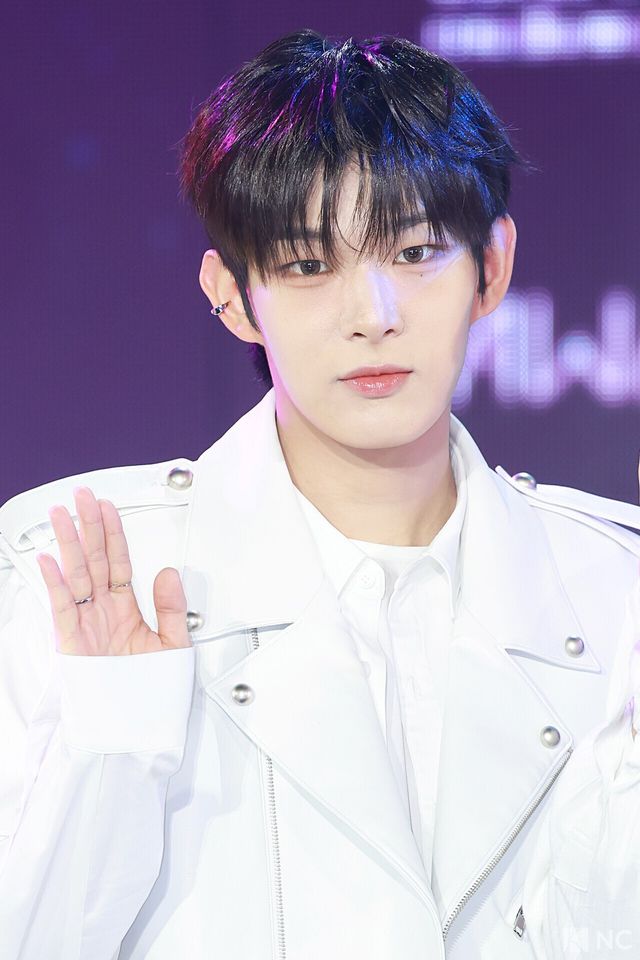 그룹 아홉(AHOF) 스티븐이 11일 오후 서울 성북구 고려대학교 화정체육관에서 진행된 ‘제2회 디 어워즈(D Awards)’ 본식에 앞서 레드카펫을 밟고 있다. 사진=김규빈 기자