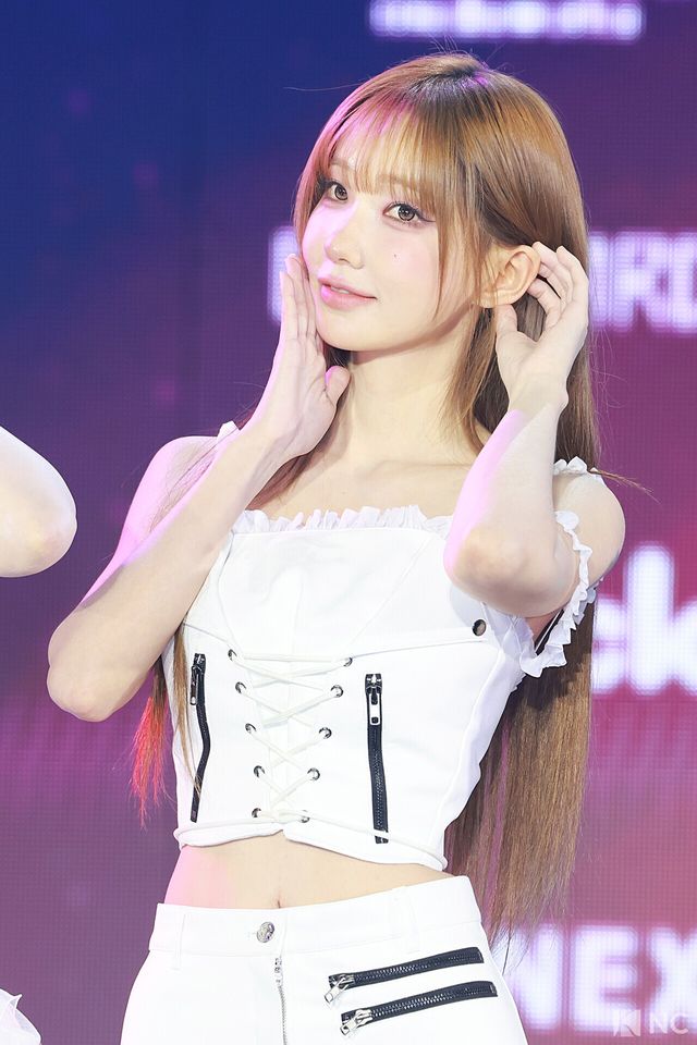 그룹 QWER 마젠타가 11일 오후 서울 성북구 고려대학교 화정체육관에서 진행된 ‘제2회 디 어워즈(D Awards)’ 본식에 앞서 레드카펫을 밟고 있다. 사진=김규빈 기자