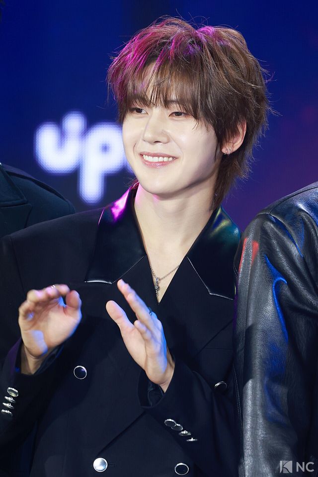 그룹 제로베이스원(ZEROBASEONE) 석매튜가 11일 오후 서울 성북구 고려대학교 화정체육관에서 진행된 ‘제2회 디 어워즈(D Awards)’ 본식에 앞서 레드카펫을 밟고 있다. 사진=김규빈 기자