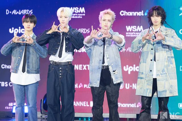 그룹 에이엠피(AxMxP)가 11일 오후 서울 성북구 고려대학교 화정체육관에서 진행된 ‘제2회 디 어워즈(D Awards)’ 본식에 앞서 레드카펫을 밟고 있다. 사진=김규빈 기자