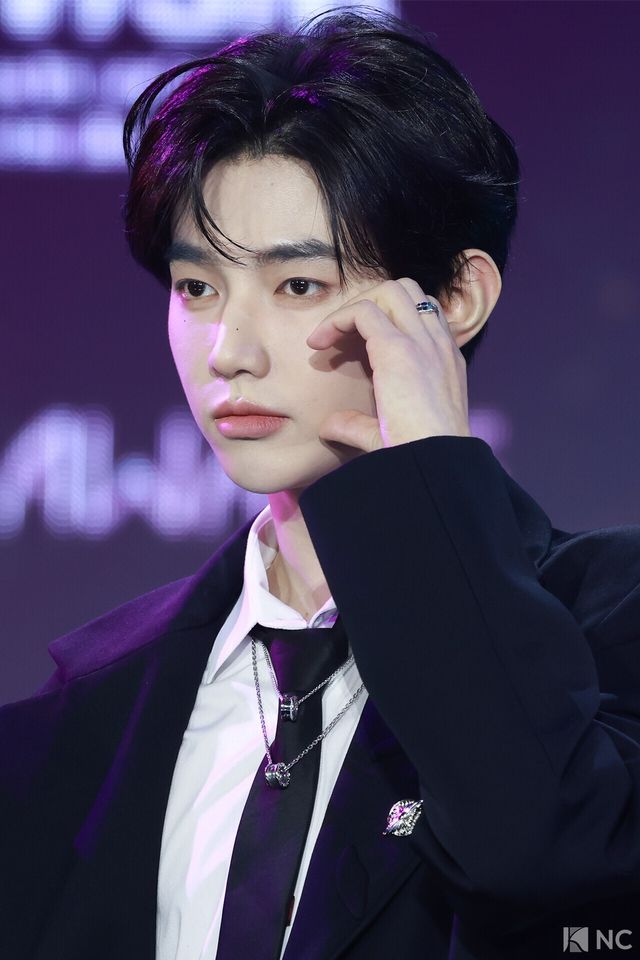 그룹 제로베이스원(ZEROBASEONE) 장하오가 11일 오후 서울 성북구 고려대학교 화정체육관에서 진행된 ‘제2회 디 어워즈(D Awards)’ 본식에 앞서 레드카펫을 밟고 있다. 사진=김규빈 기자