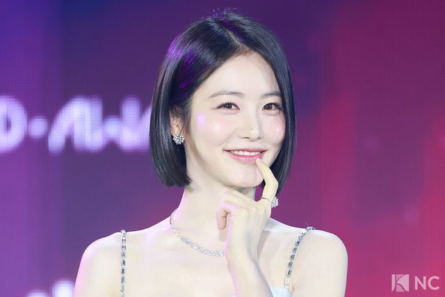 배우 신예은이 11일 오후 서울 성북구 고려대학교 화정체육관에서 진행된 ‘제2회 디 어워즈(D Awards)’ 본식에 앞서 레드카펫을 밟고 있다. 사진=김규빈 기자